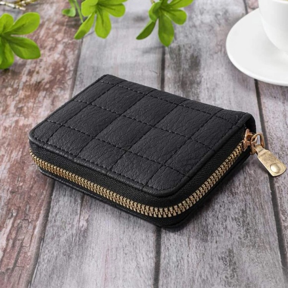 Quilted Detail Card Holder - Picture 2 of 7